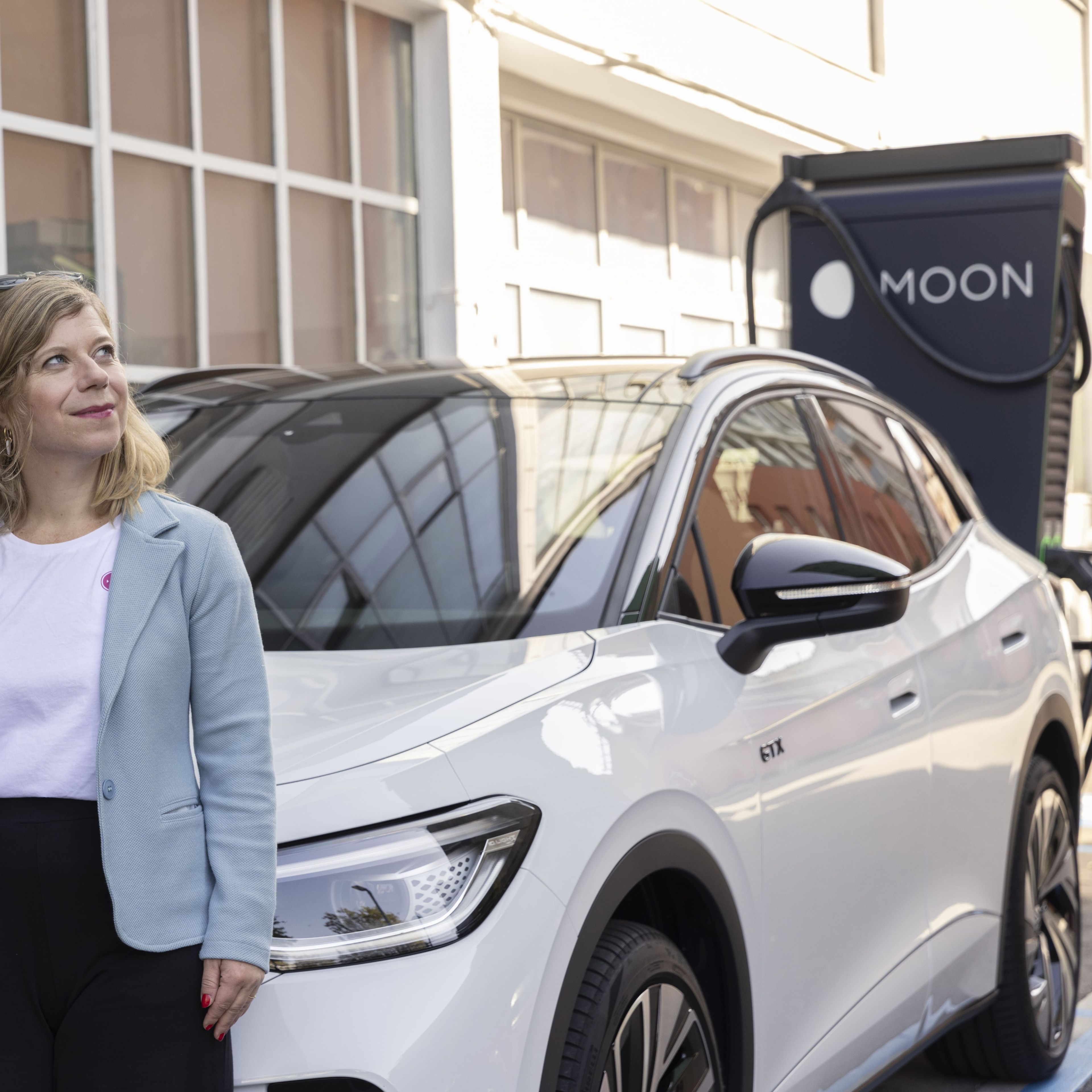 Sissi Vogler vor ihrem Auto