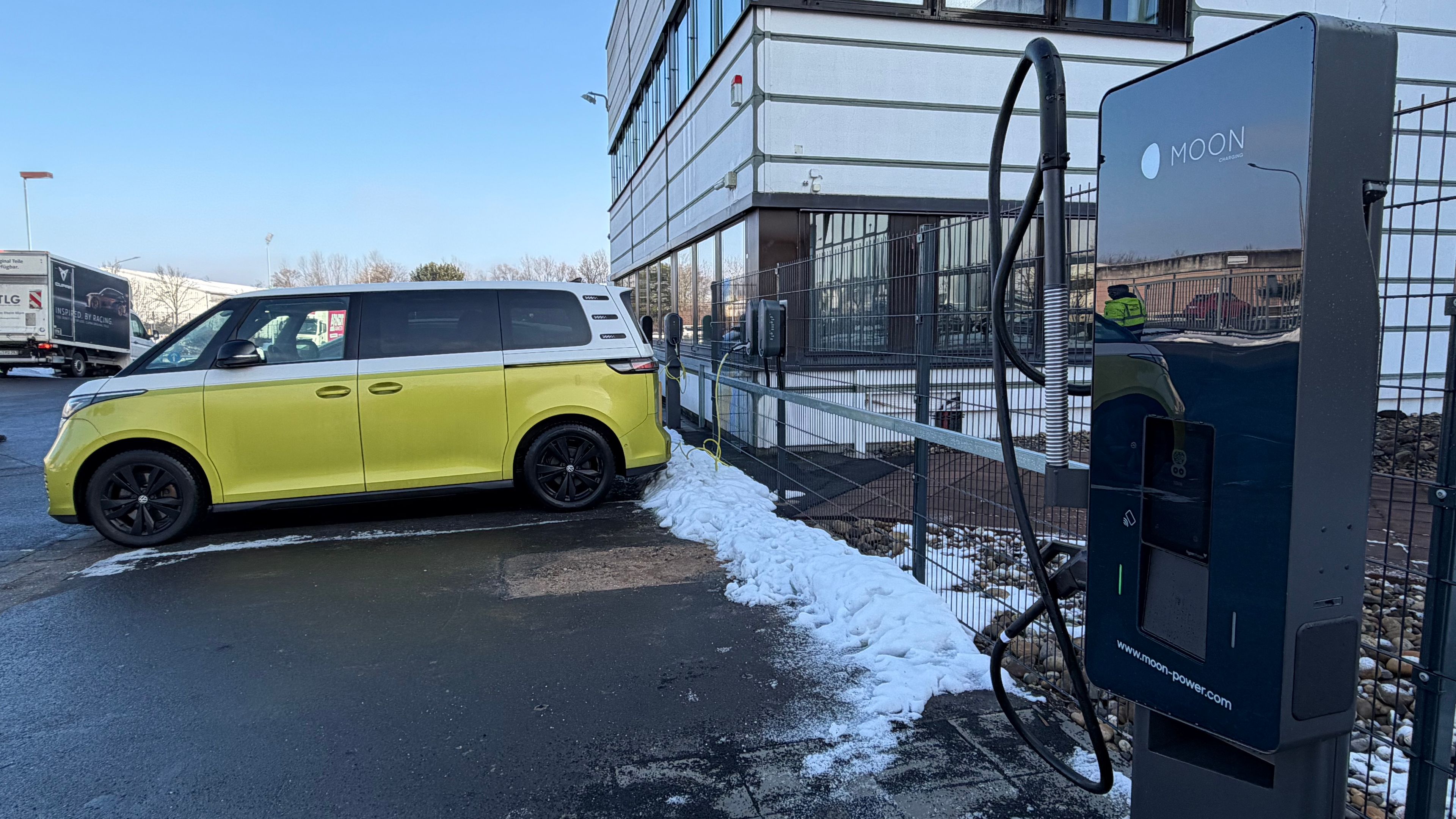HYC 50 von MOON vor OTLG Zentrale in Dieburg mit ID.Buzz