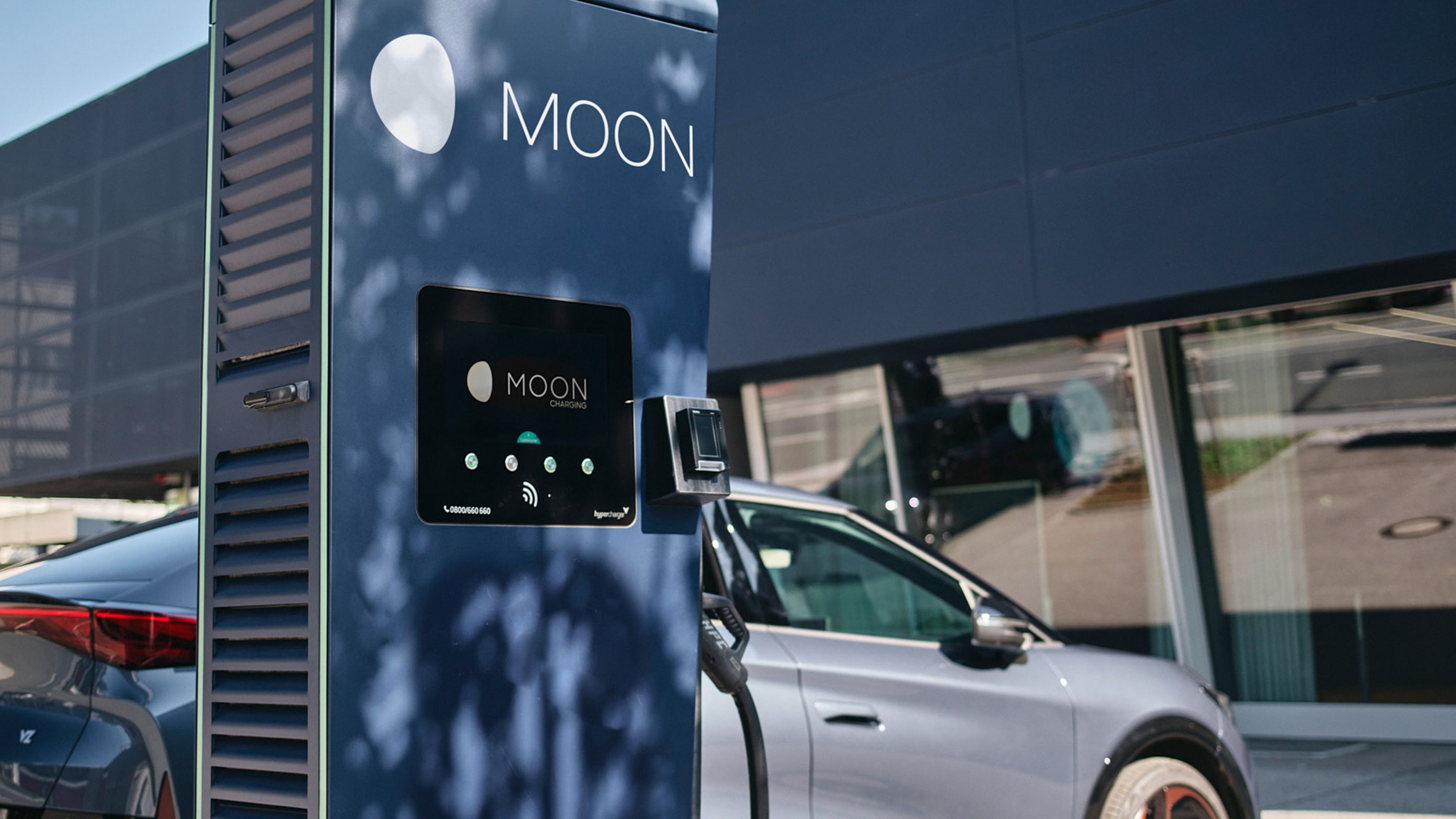 Schnellladestation vor einem E-Auto mit Display
