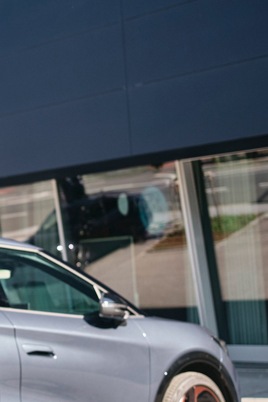 Schnellladestation vor einem E-Auto mit Display