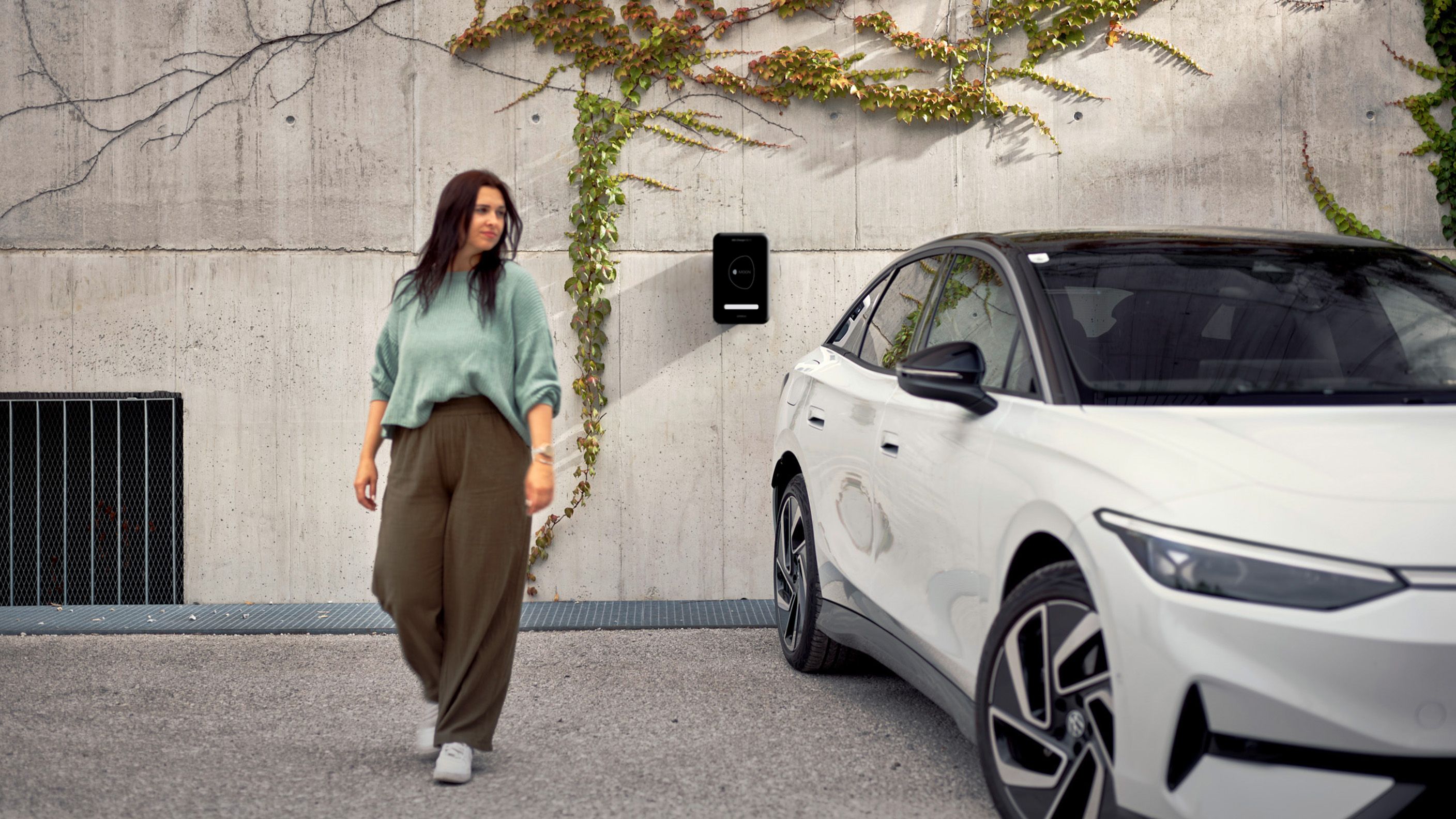 MOON POWER BiDi Charger an der Wand hinter einem Auto