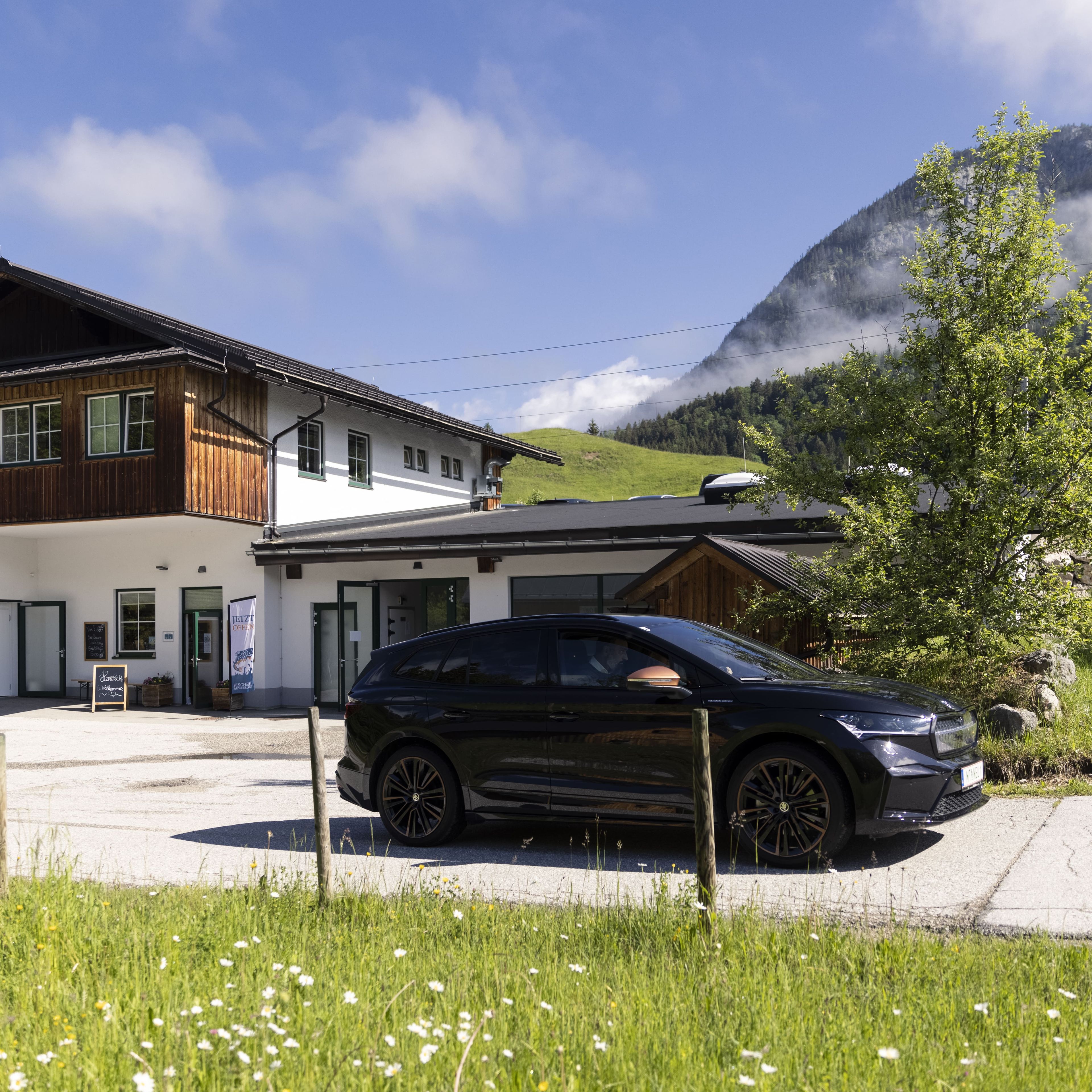 ein Auto steht auf einer Straße vor einem Haus