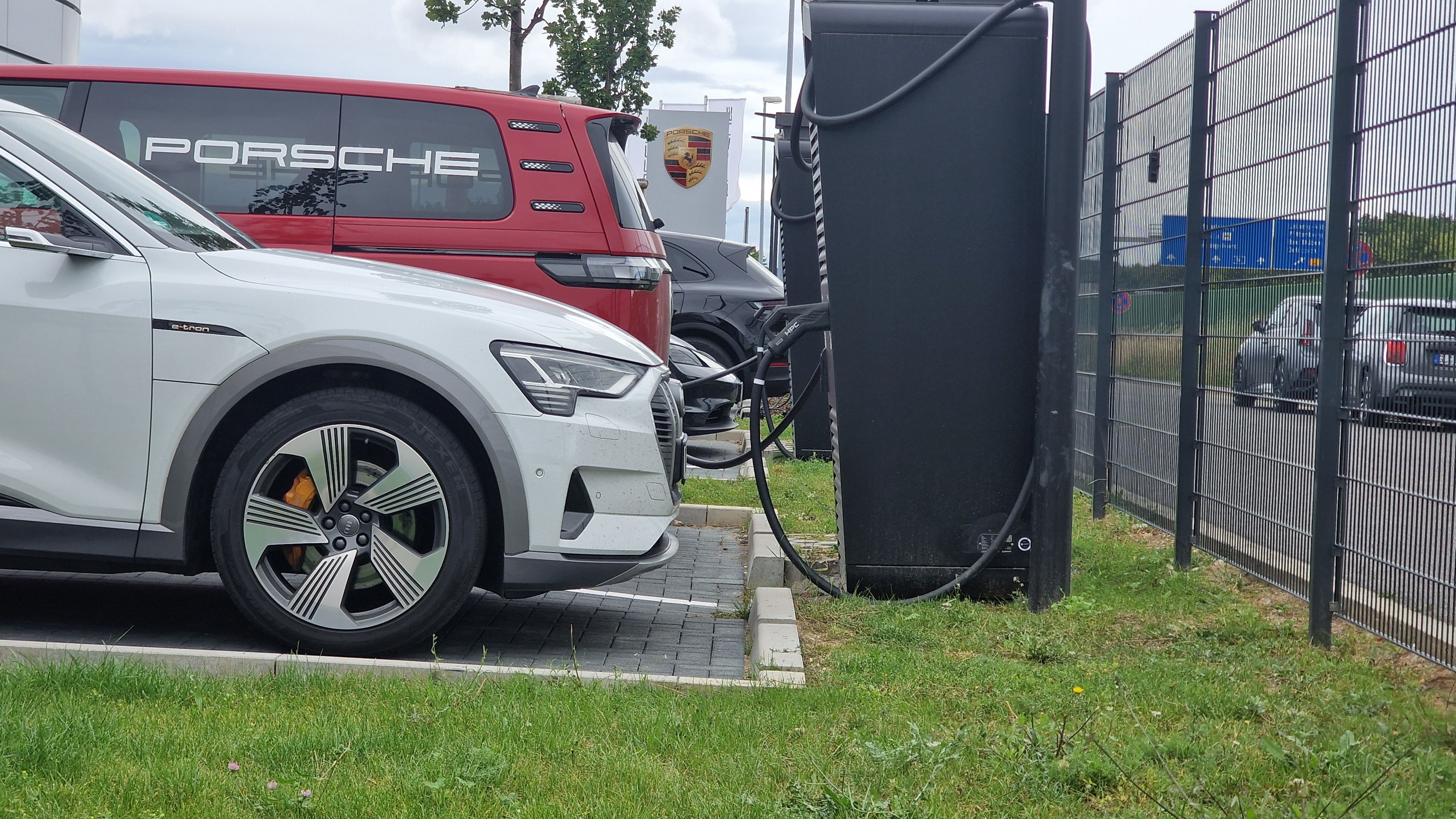 Porsche Zentrum Leipzig mit Ladestation von MOON