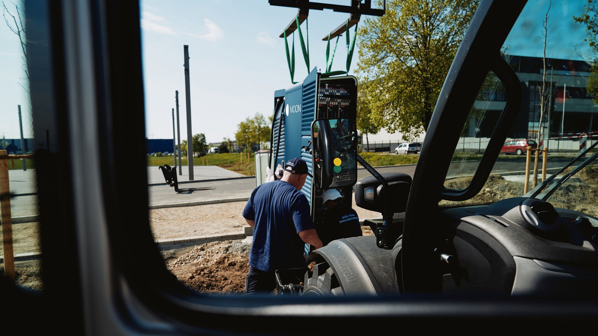 ein Mann transportiert eine POWER Charger Schnellladestation