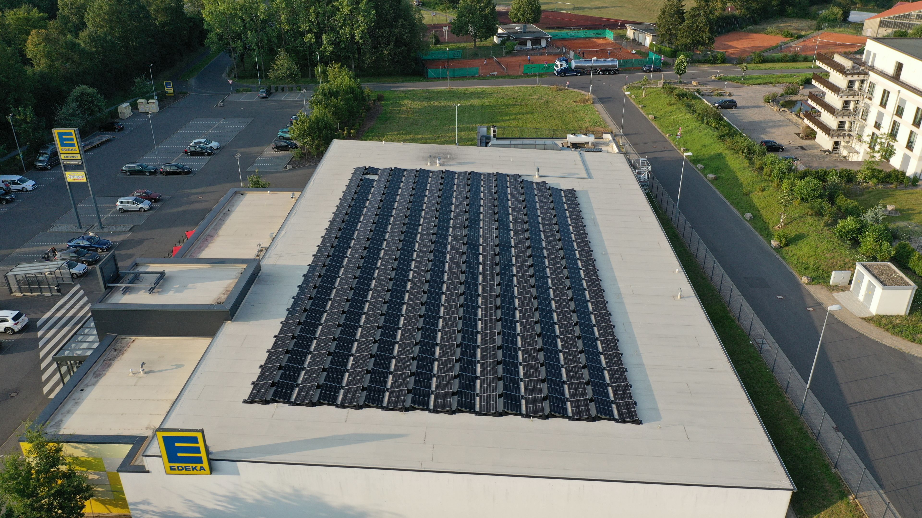 Photovoltaikanlage auf einem Edeka Markt in Kist