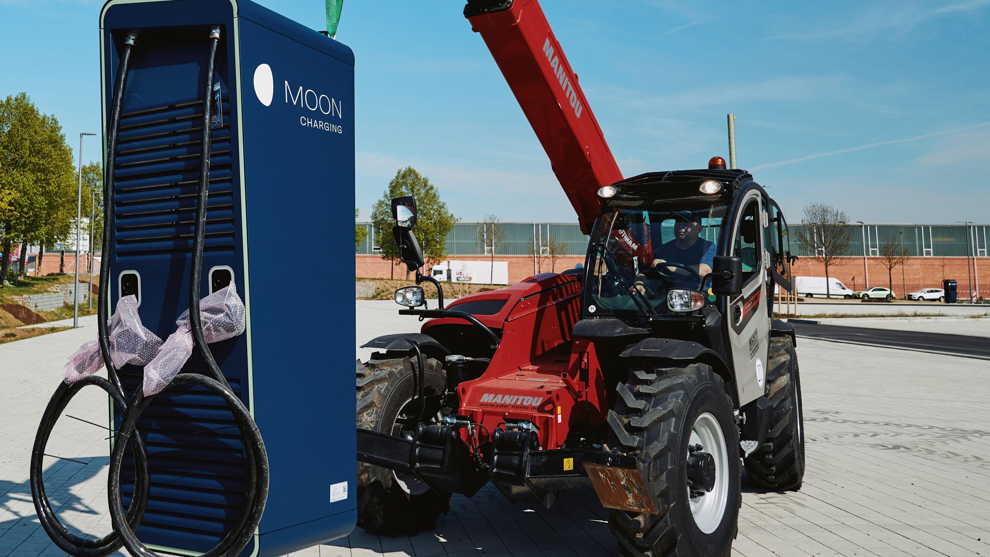 ein Mann transportiert einen POWER Charger