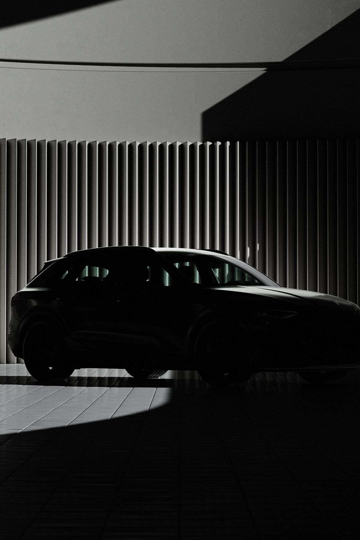 Auto steht vor einer Wand