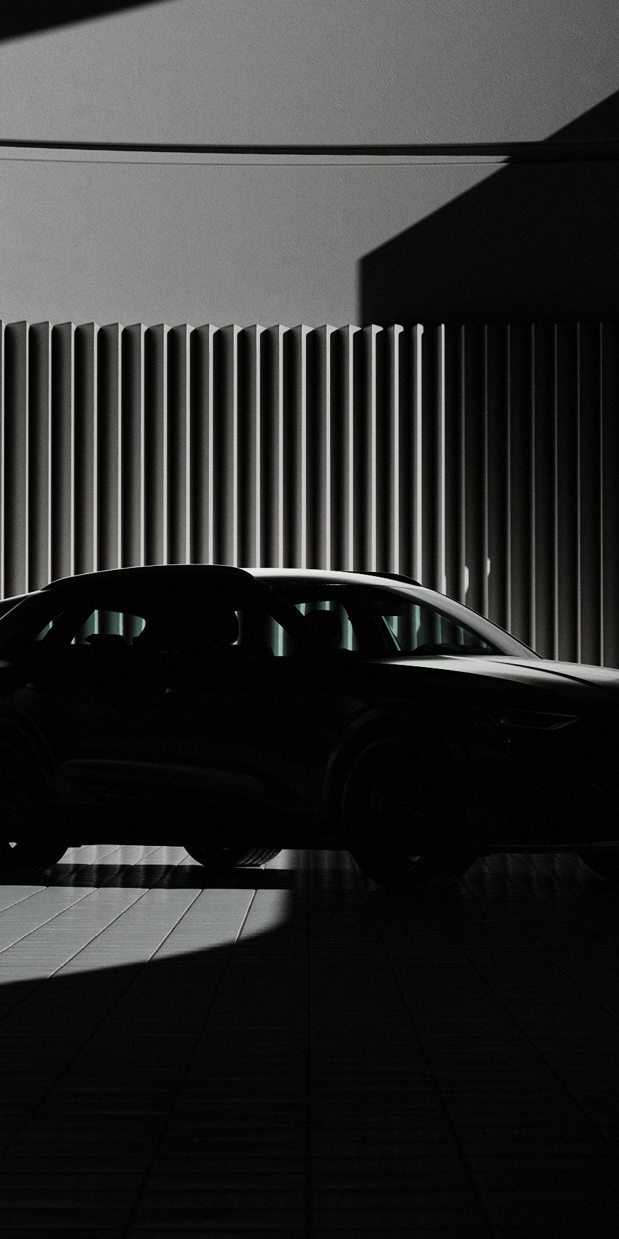 Auto steht vor einer Wand