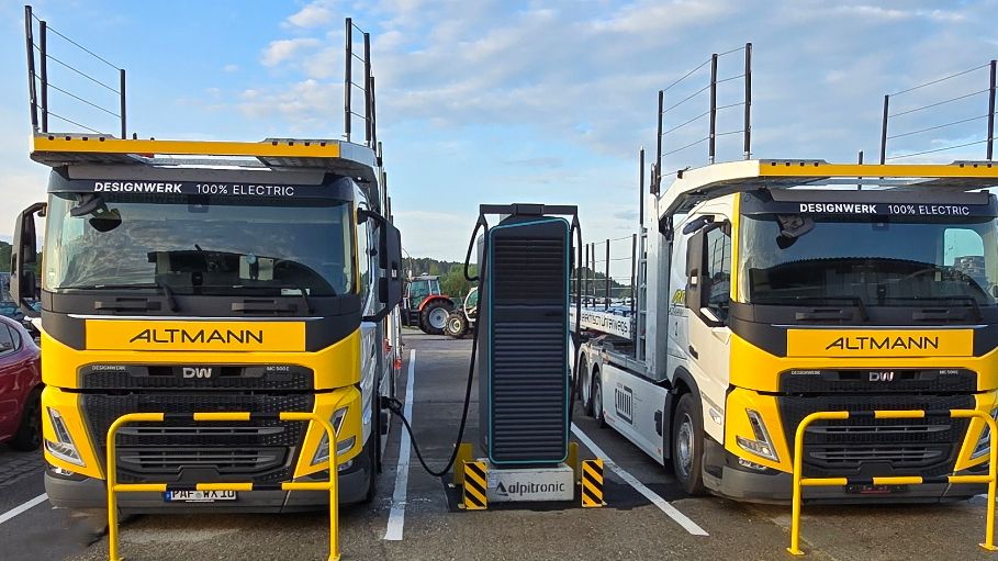 ARS Altmann Lkw neben MOON POWER Charger 400