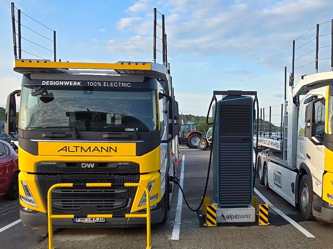 ARS Altmann Lkw neben MOON POWER Charger 400