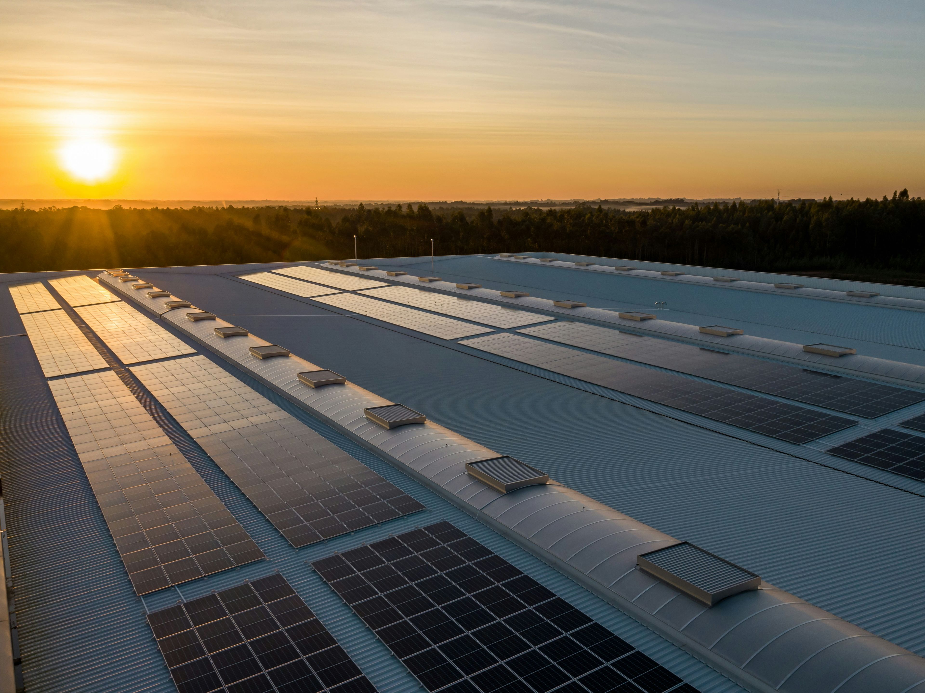 Sonne scheint auf Solaranlage