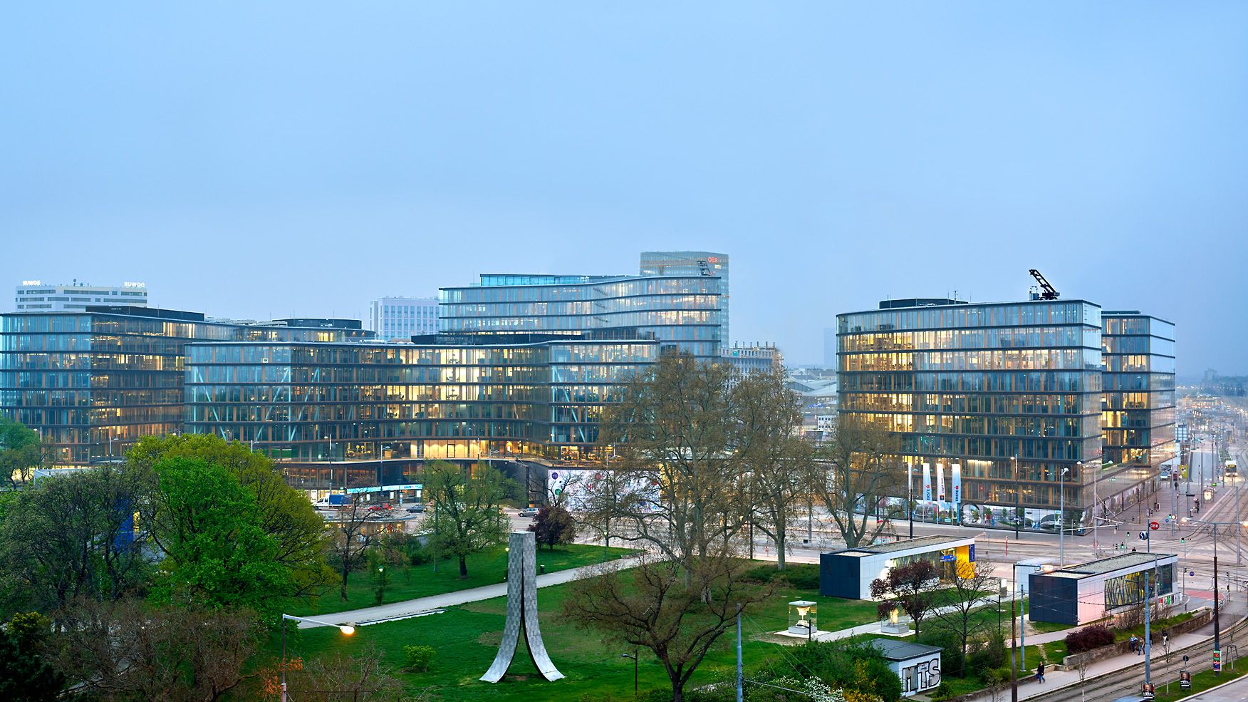 Bausparkasse Gebäude mit Park im Vordergrund