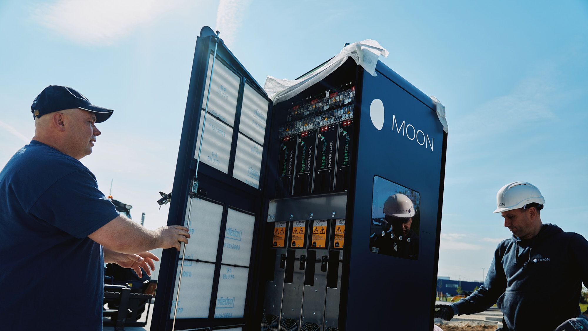 zwei Männer führen die Installation einer POWER Charger Schnellladestation durch