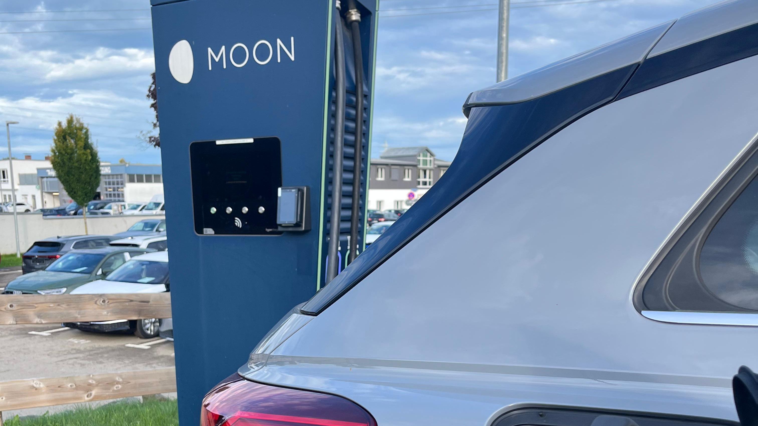 Hypercharger von MOON und Audi Q4 etron bei Seitz Gruppe