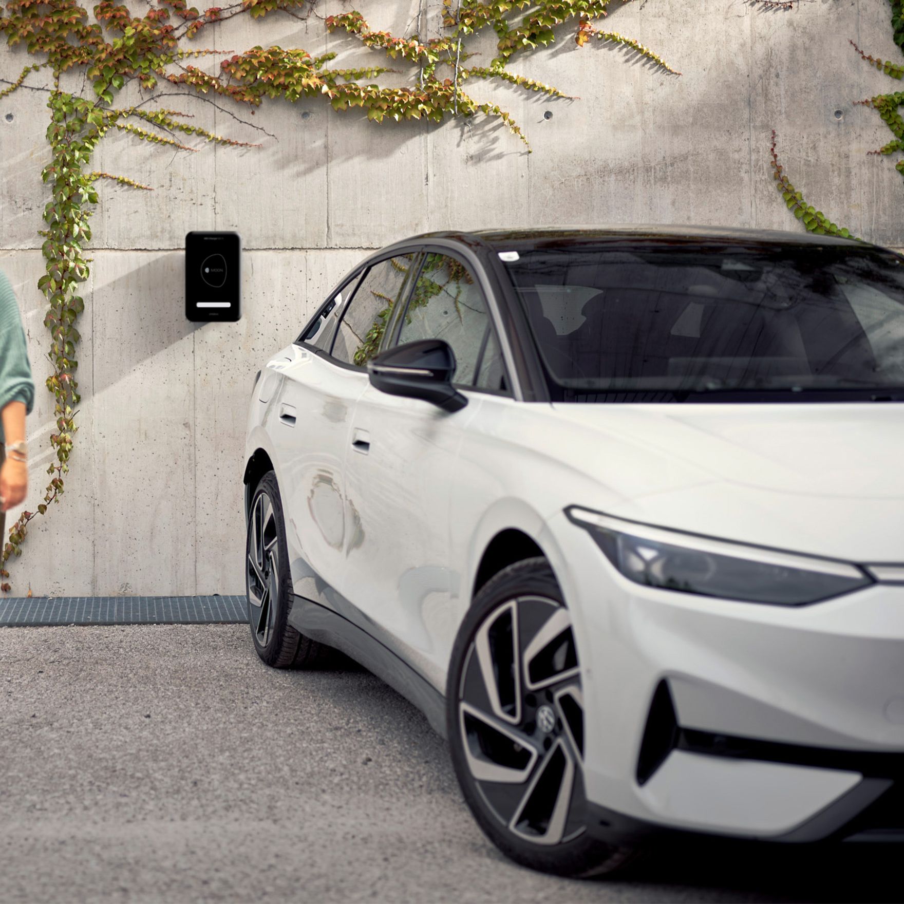 MOON POWER BiDi Charger an der Wand hinter einem Auto