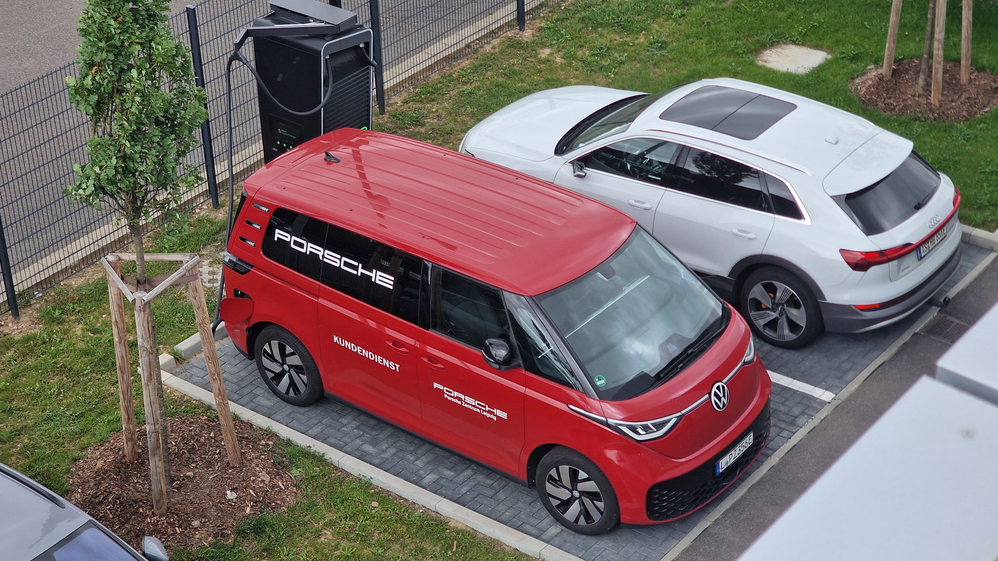 Porsche Kundendienst Fahrzeug am HYC 400 von MOON