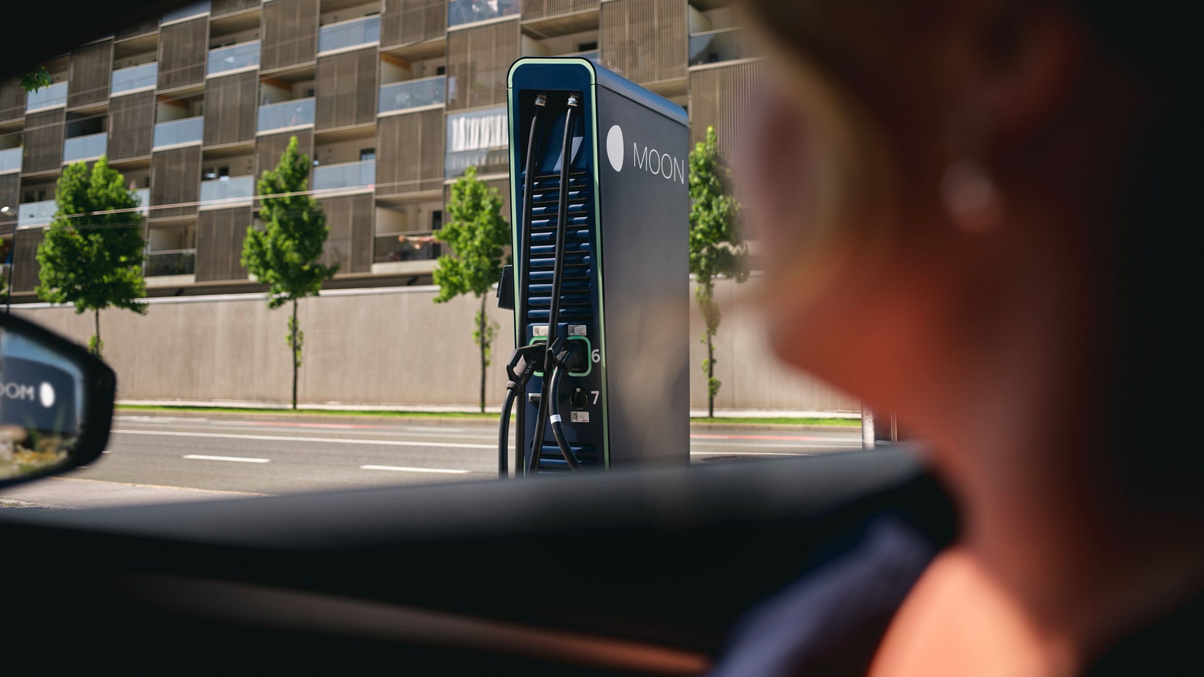 Schnellladestation hinter einem E-Auto