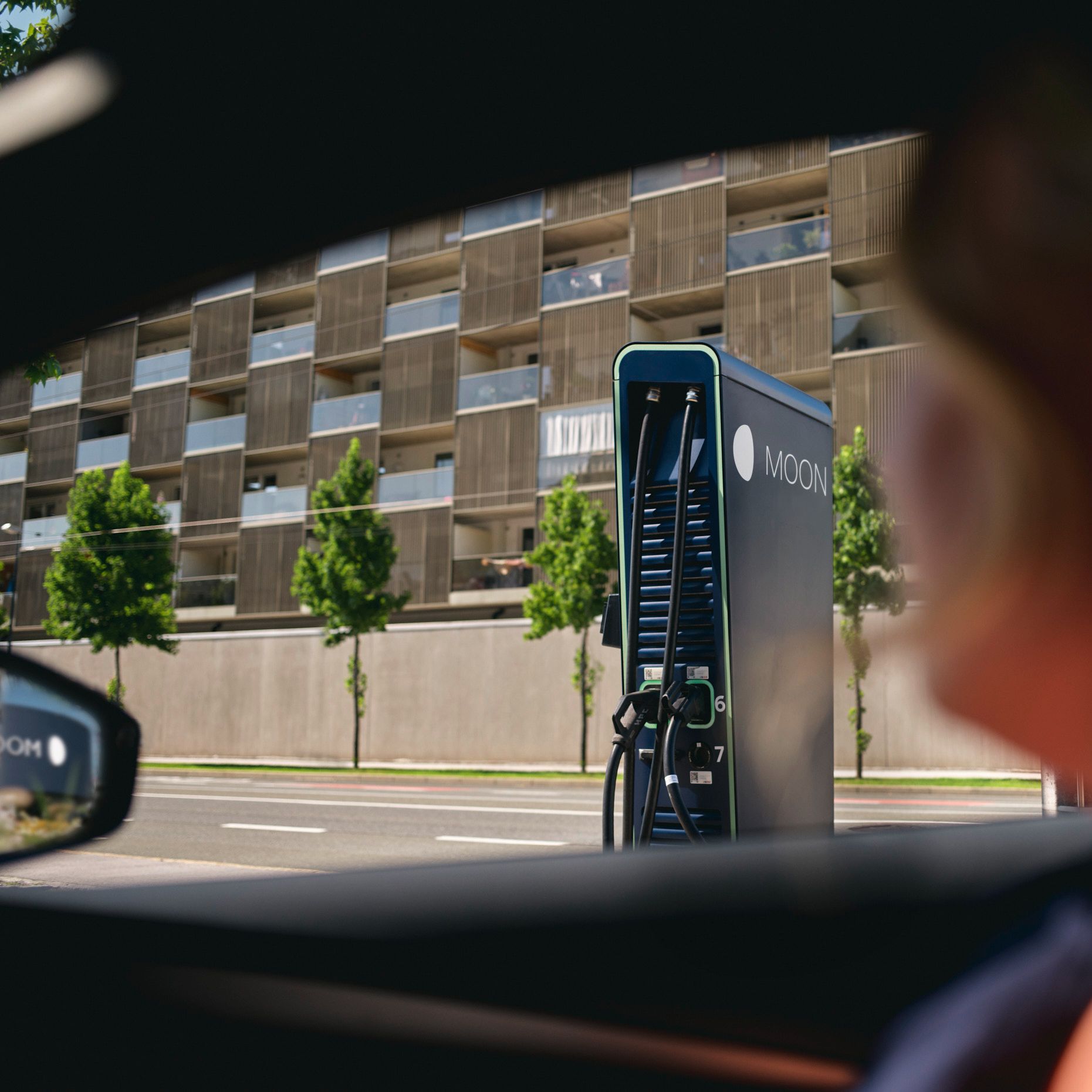 Schnellladestation hinter einem E-Auto