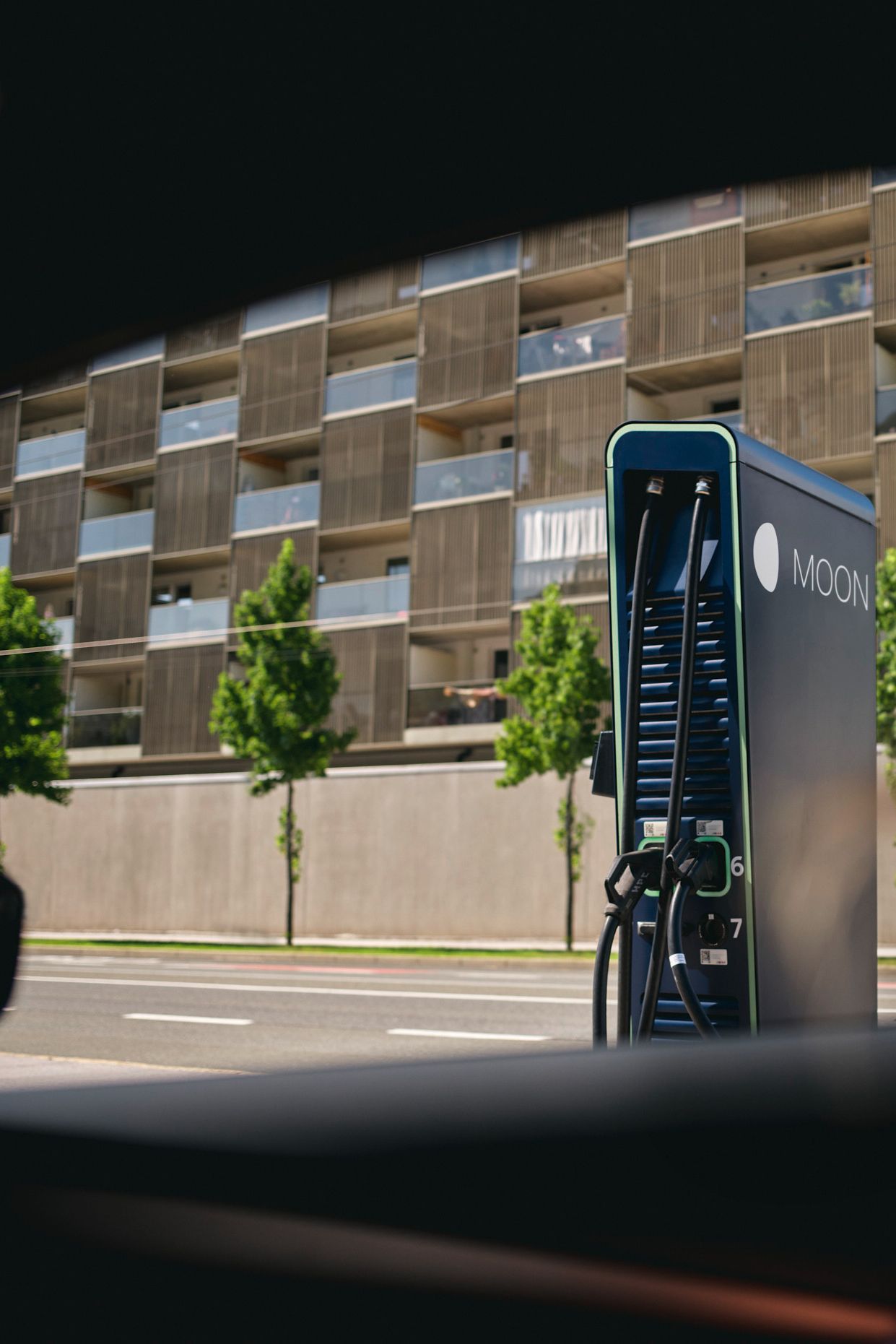 Schnellladestation hinter einem E-Auto
