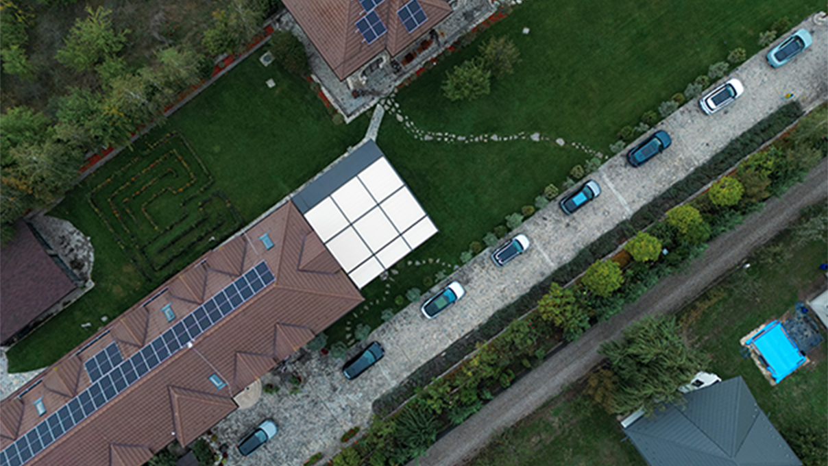 Haus mit Photovoltaikanlage am Dach von oben