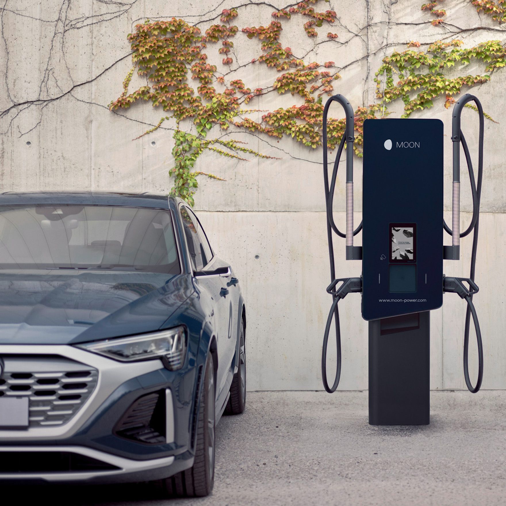 Wallbox neben einem E-Auto