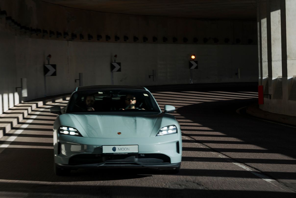 E-Auto fährt durch einen halboffenen Tunnel