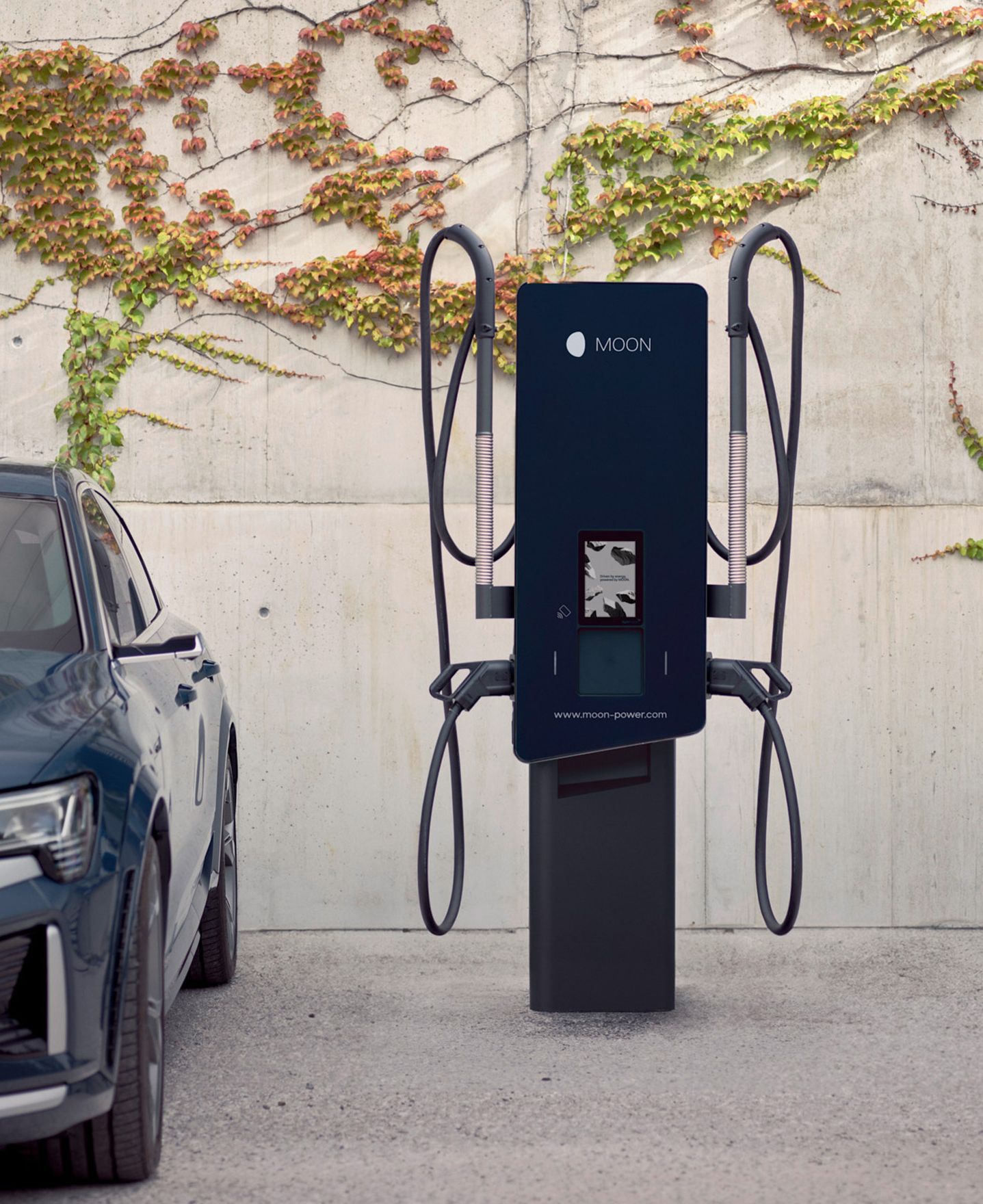 Wallbox neben einem E-Auto