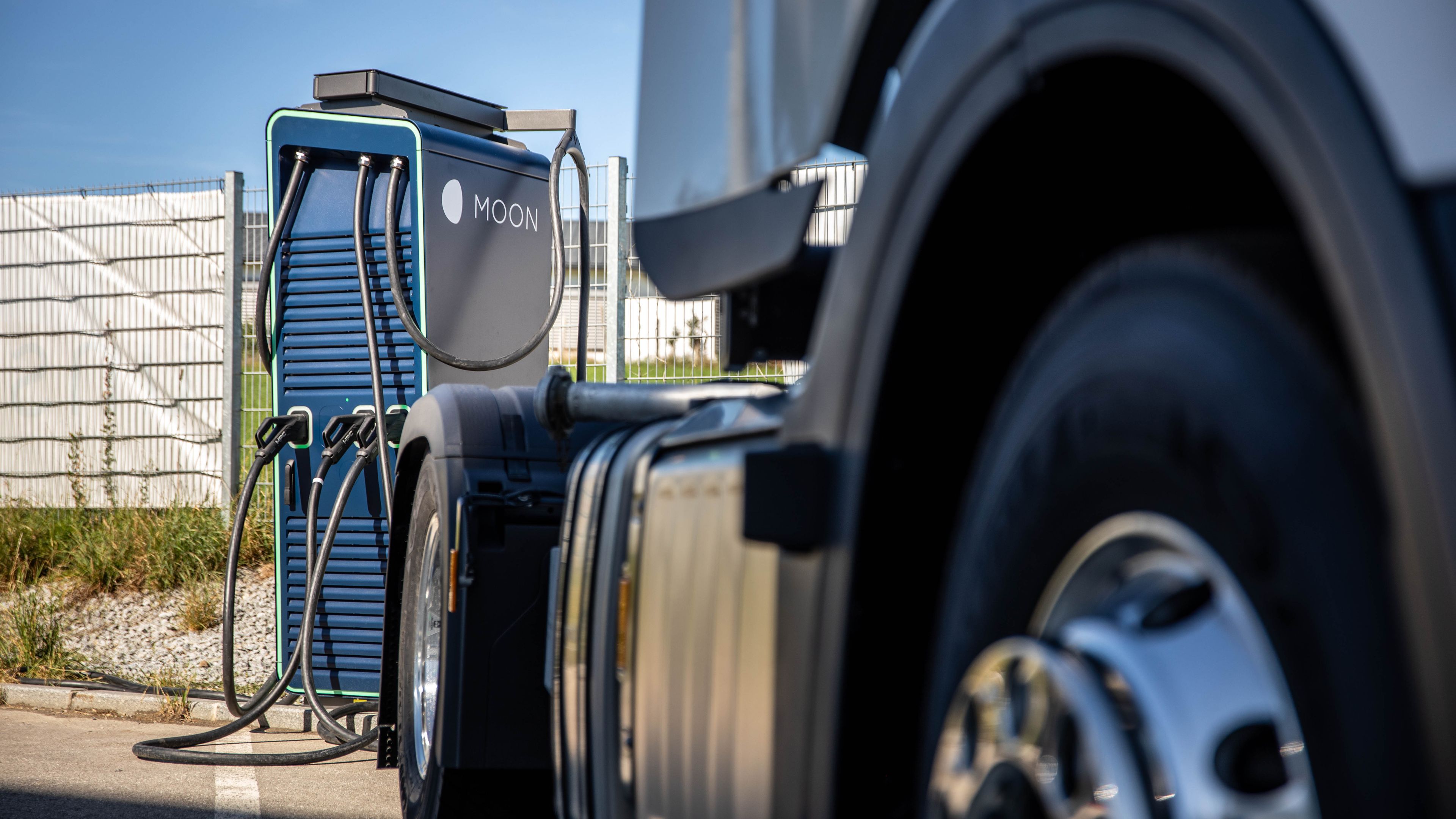 ein LKW steht vor einer HYC 200-400 Schnellladestation