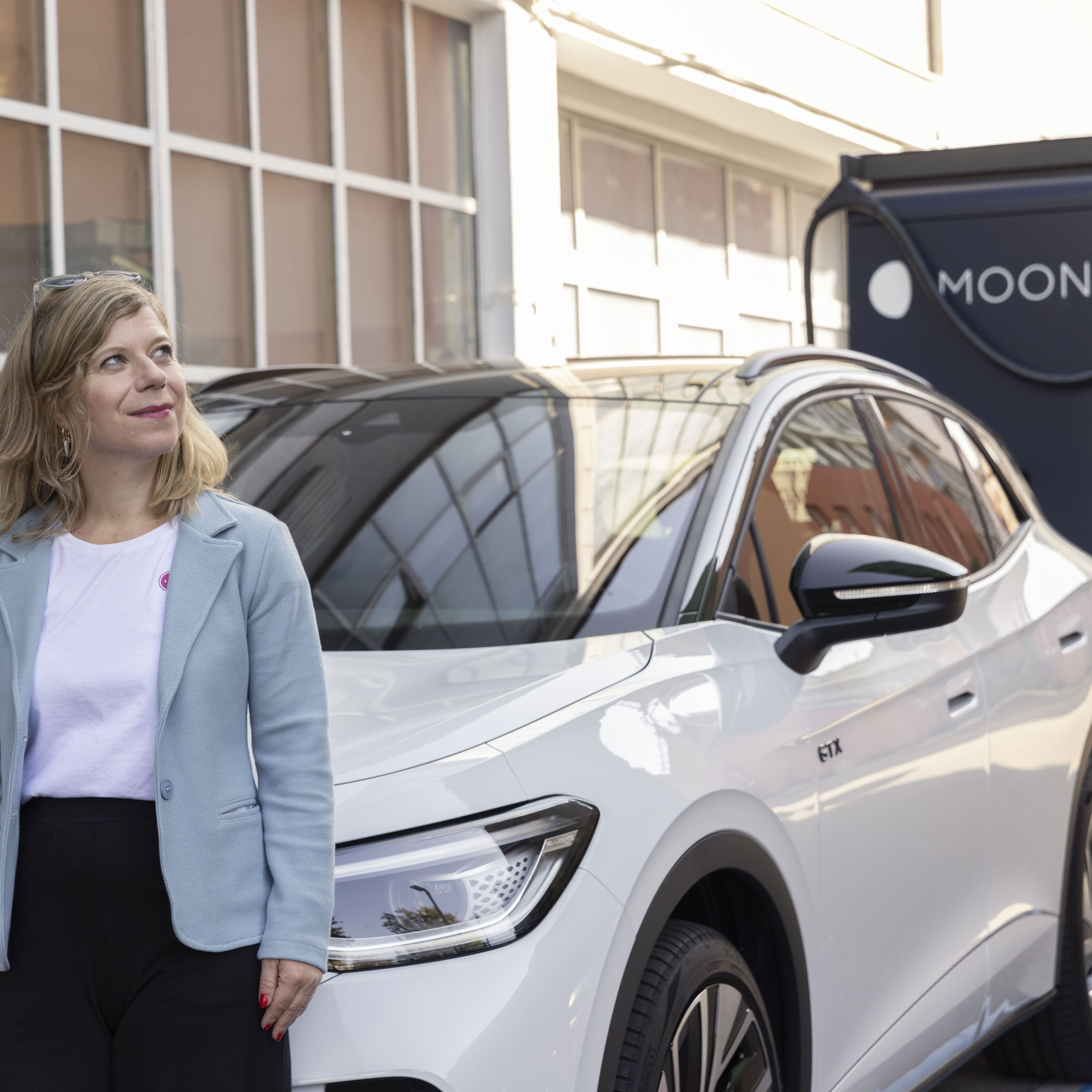 Sissi Vogler vor ihrem Auto