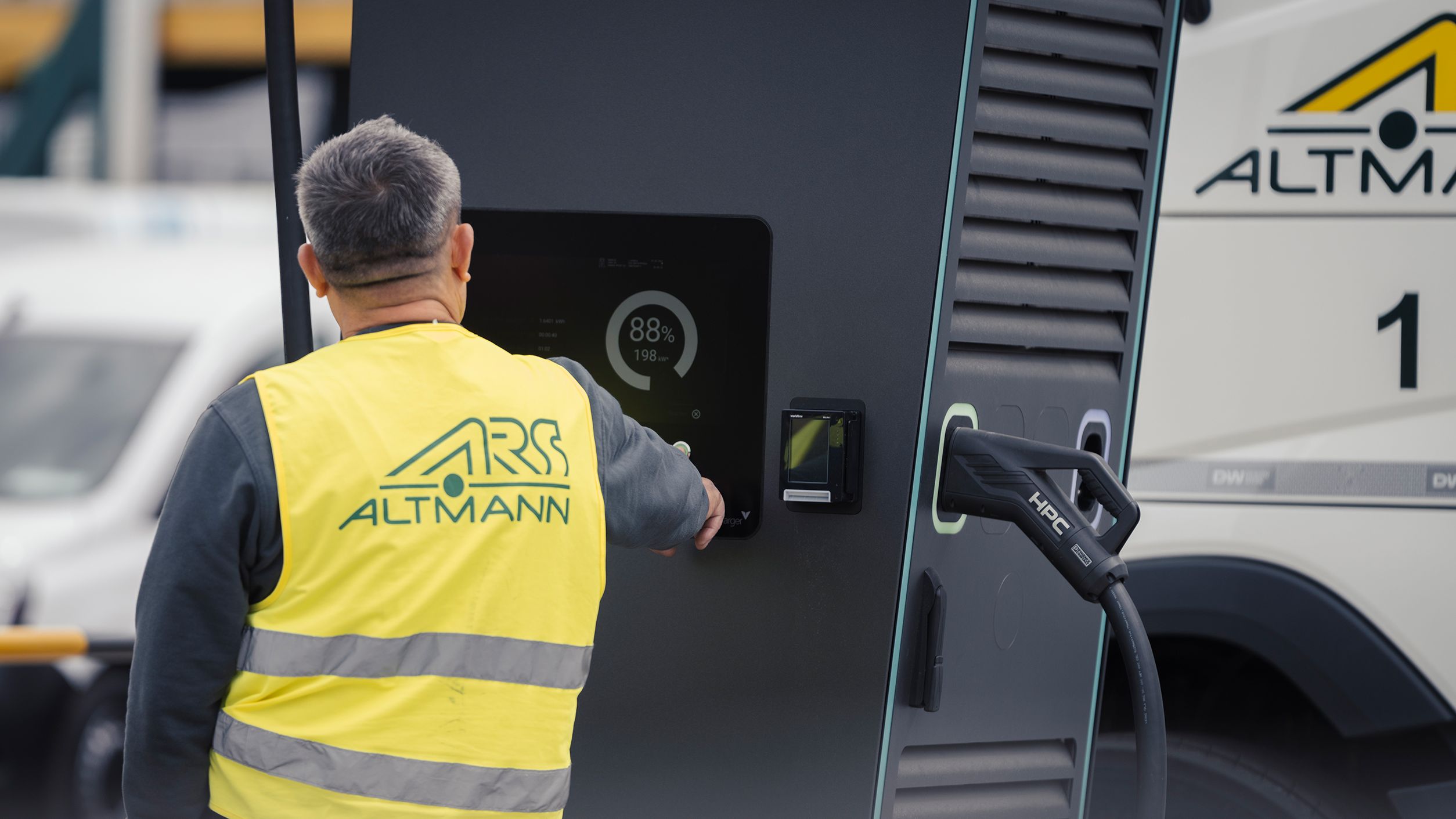 ARS Altmann Lkw neben MOON POWER Charger 400