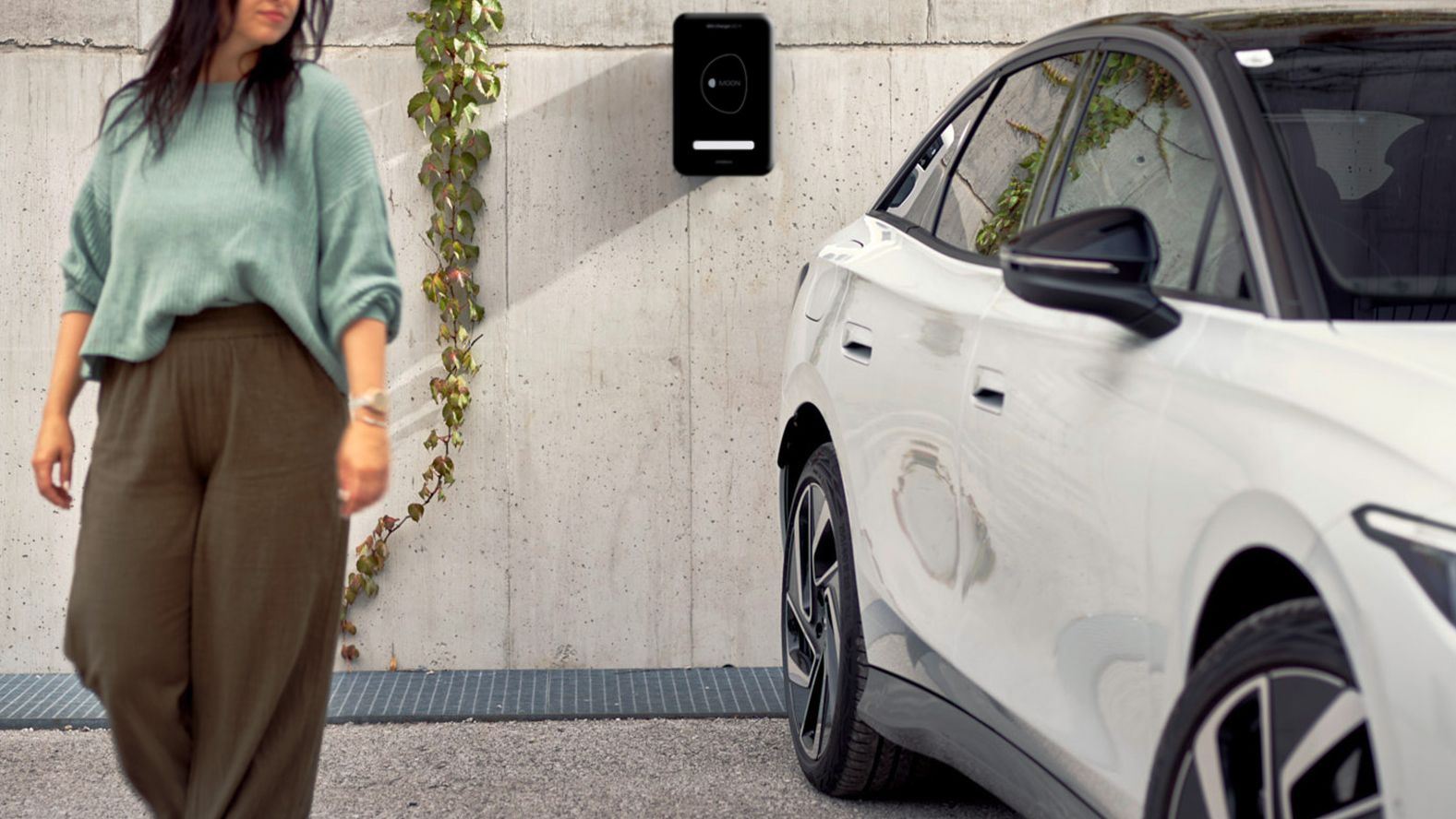 MOON POWER BiDi Charger an der Wand hinter einem Auto