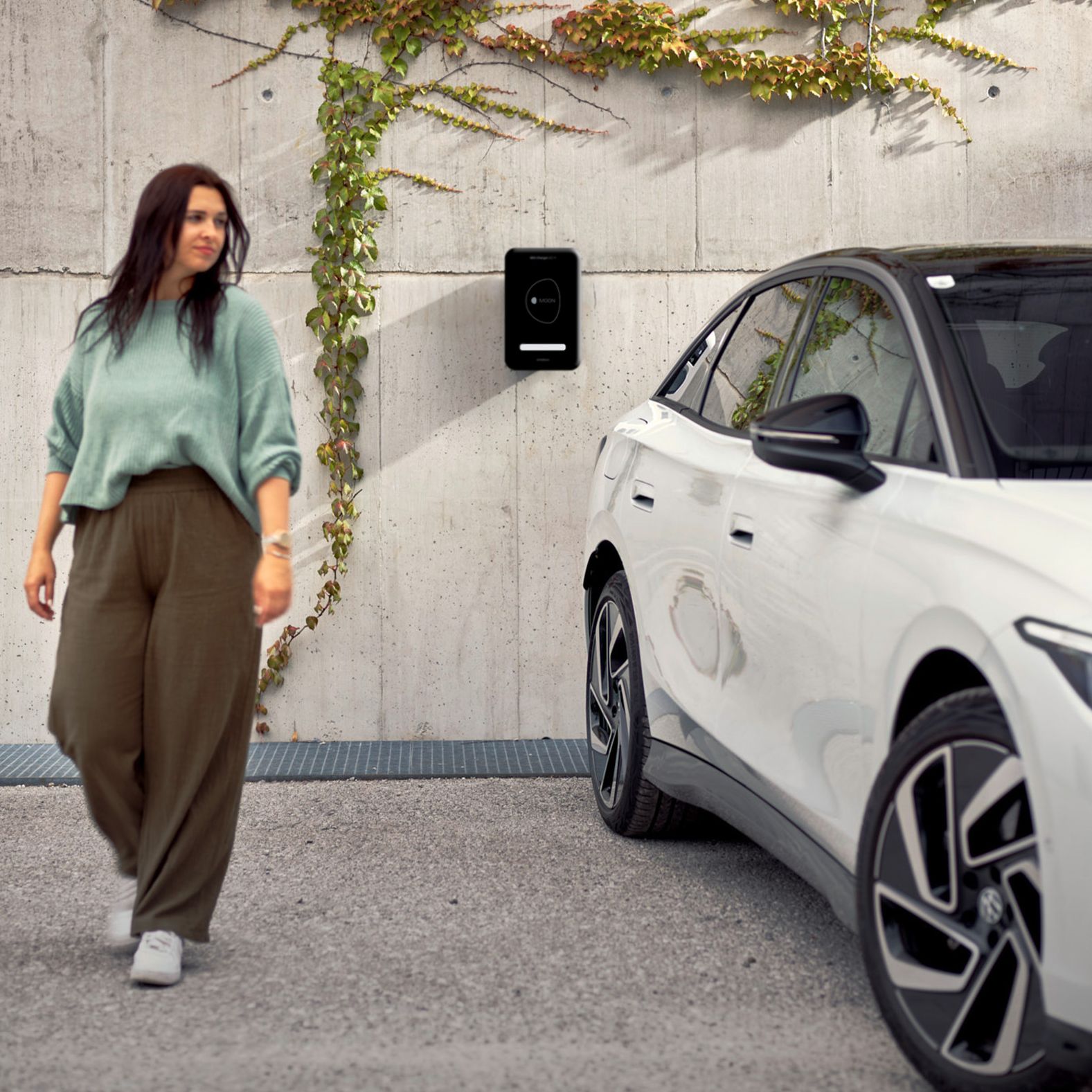 MOON POWER BiDi Charger an der Wand hinter einem Auto