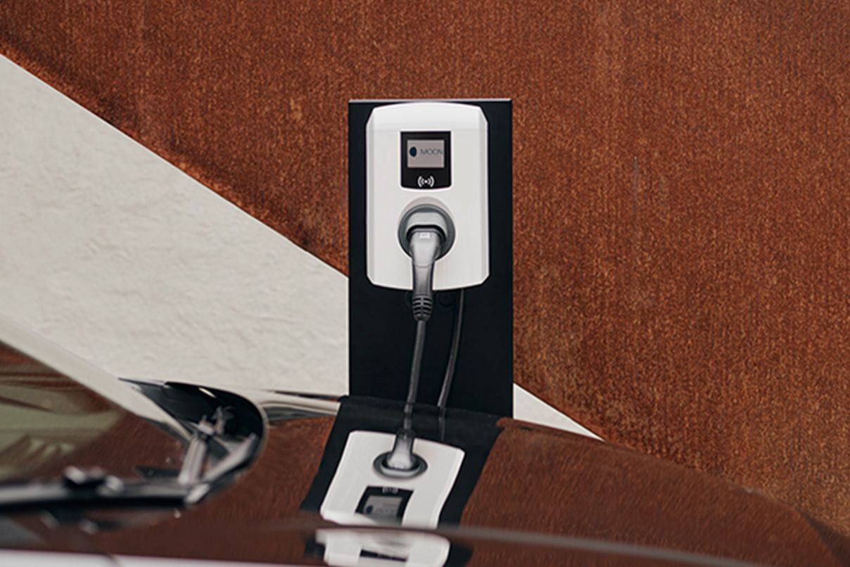 Wallbox hinter einem E-Auto
