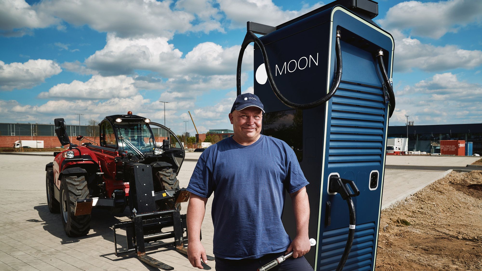 ein Mann steht vor der POWER Charger Schnellladestation