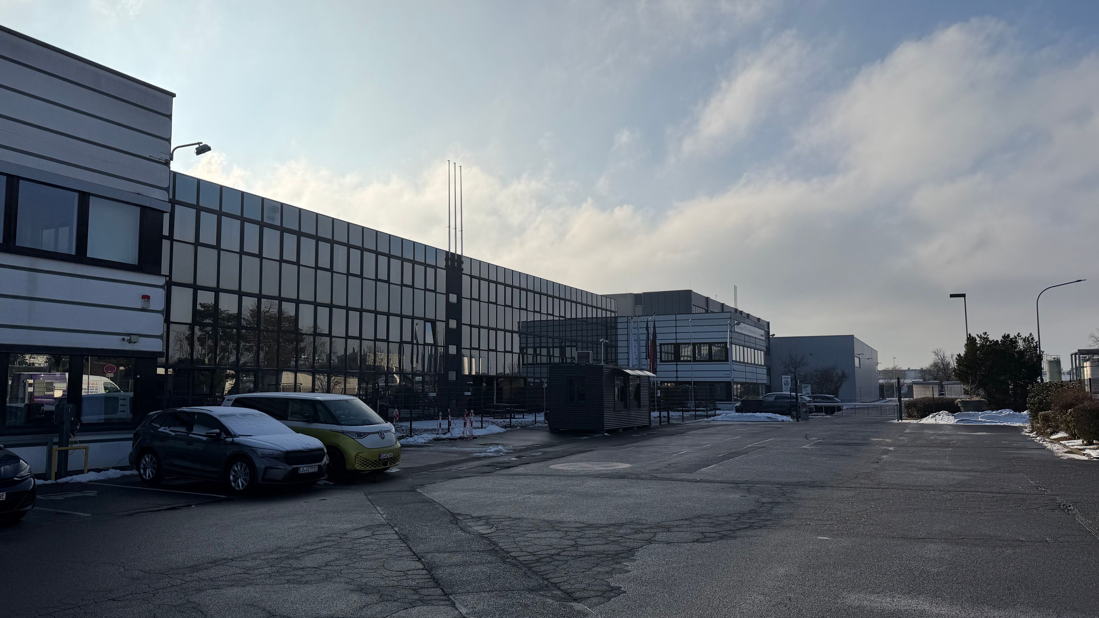 OTLG Zentrum Außenansicht Dieburg mit MOON Ladeinfrastruktur und E-Fahrzeugen