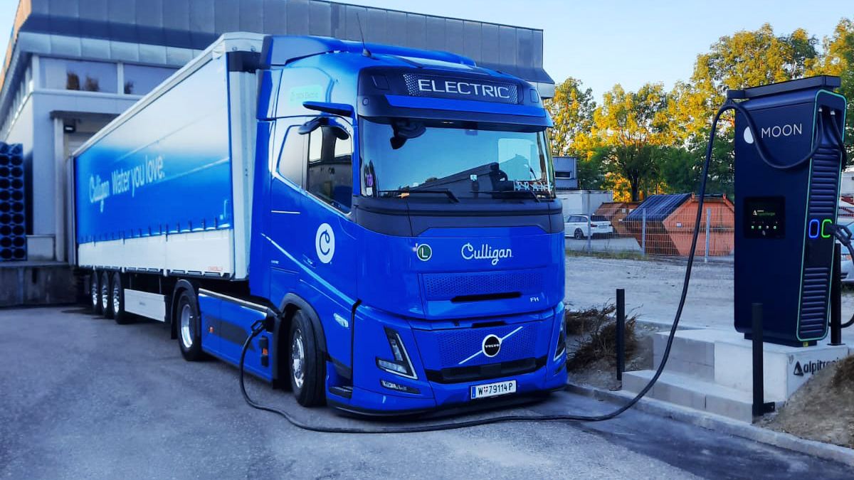 E-LKW Culligan an MOON Hypercharger