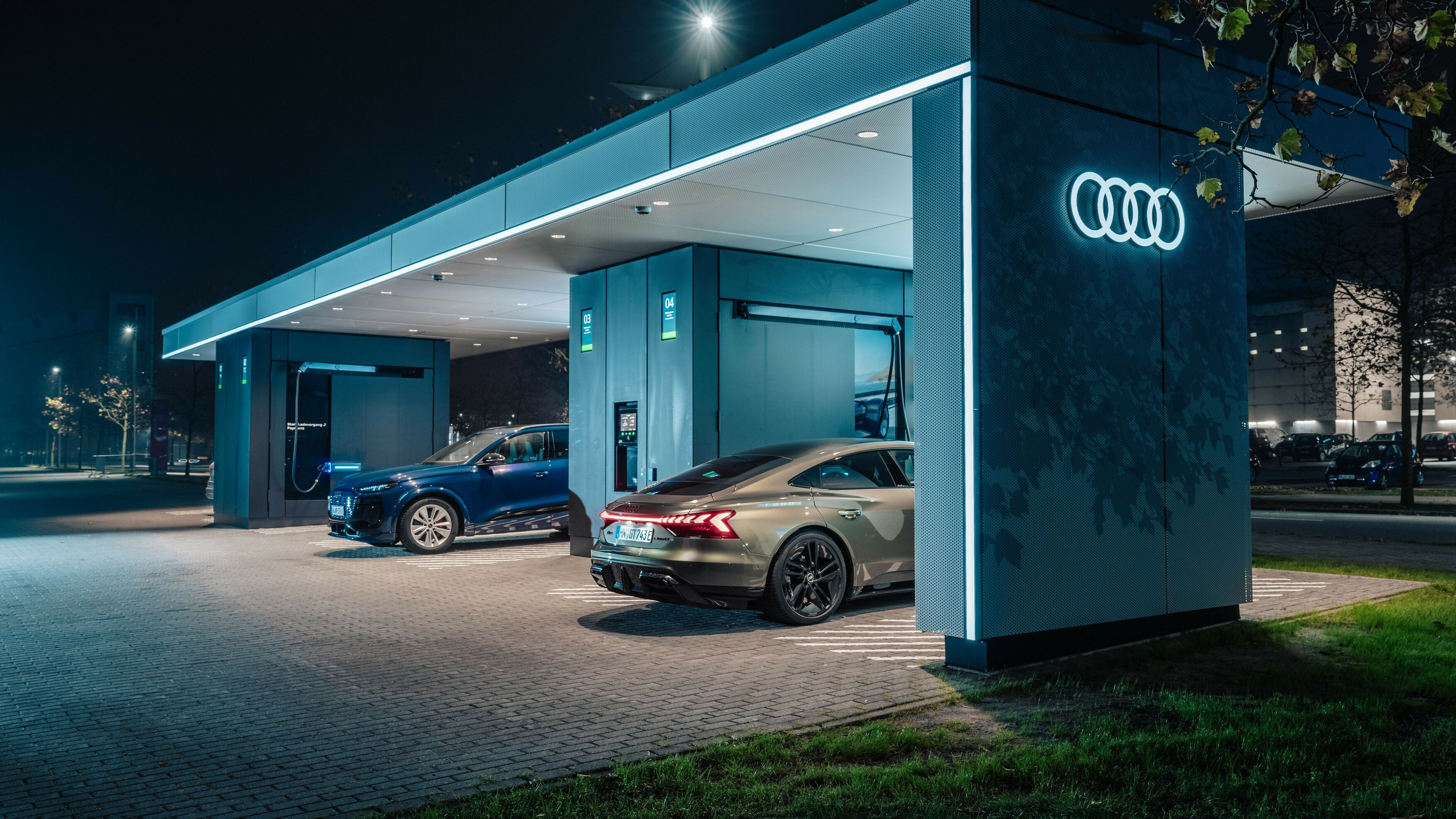 Audi charging hub bei Nacht