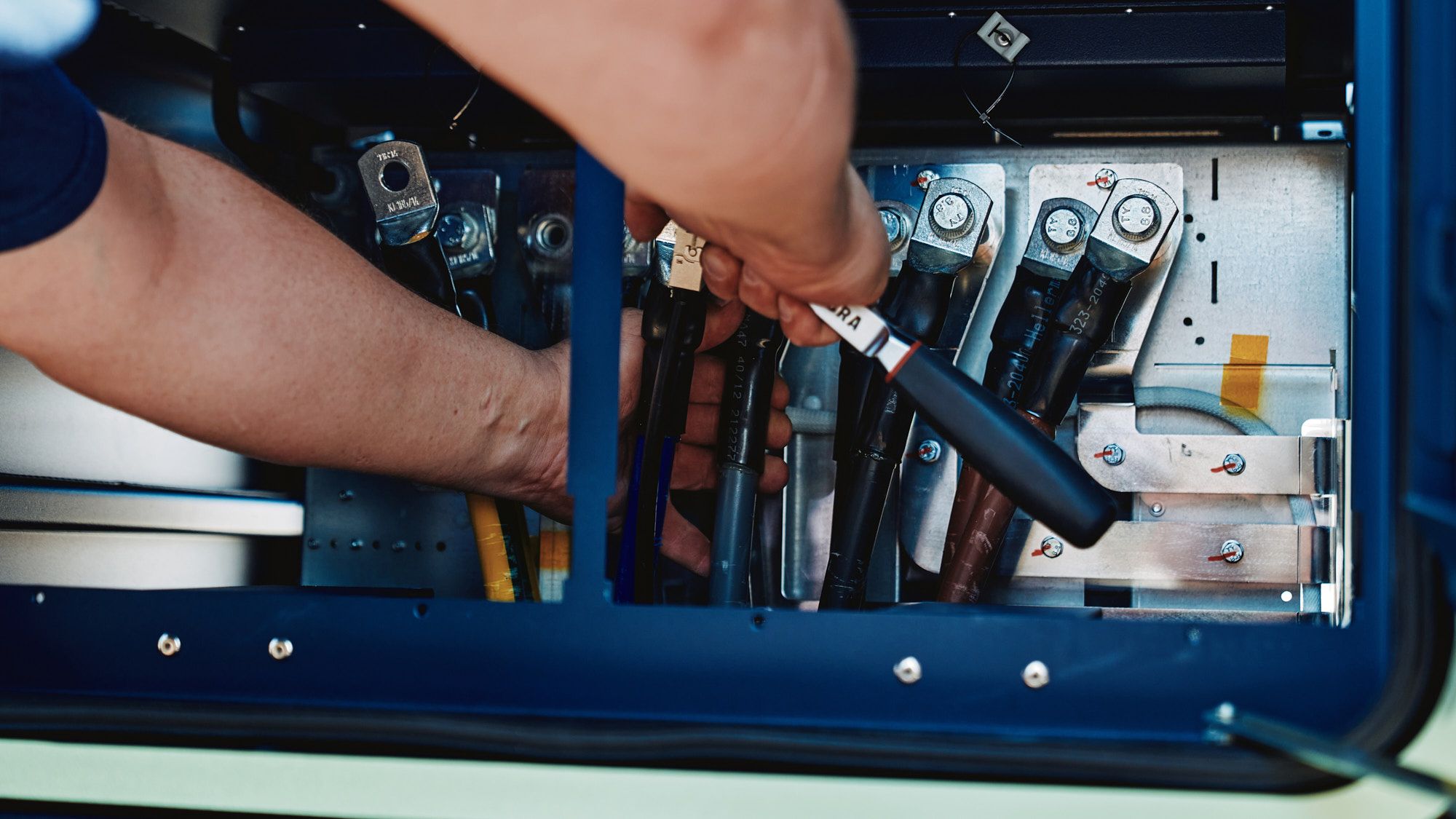 Nahaufnahme von der Montage der POWER Charger Ladestation innen