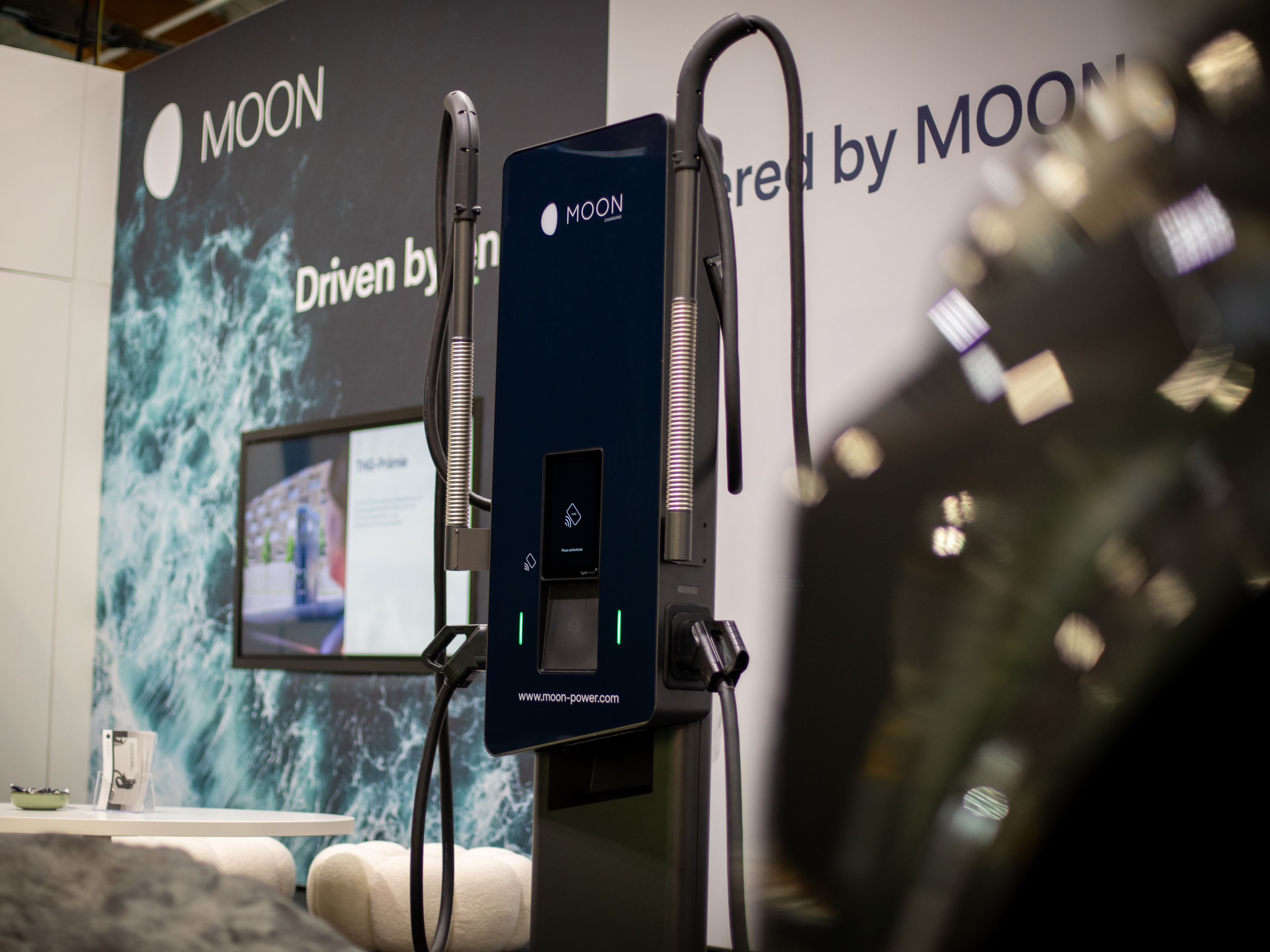MOON Messestand mit Ladestation HYC 50