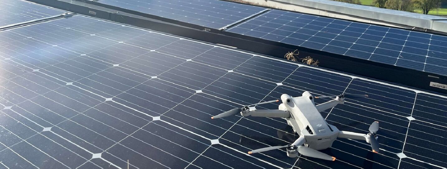 Drohne auf Photovoltaikanlage - MOONSpection