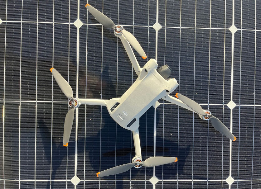 MOONSpection Drohne auf Photovoltaikanlage