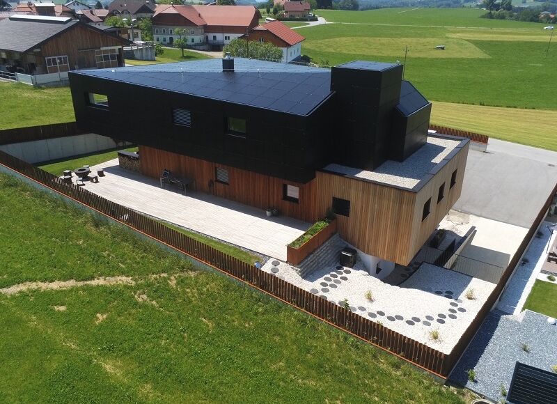 Einfamilienhaus mit PV-Anlage in Kristalloptik