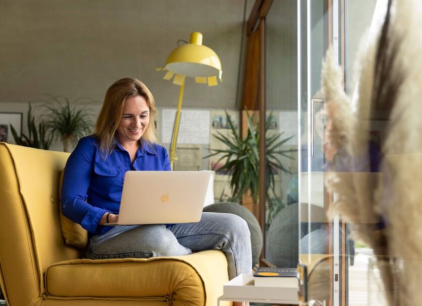 Romy Sigl mit Laptop