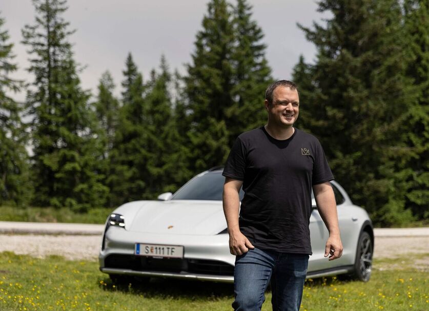 Martin Klässner vor Porsche und Wald