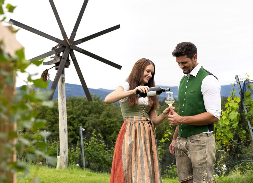 Jungwinzerpaar Silberschneider giesst Wein ein