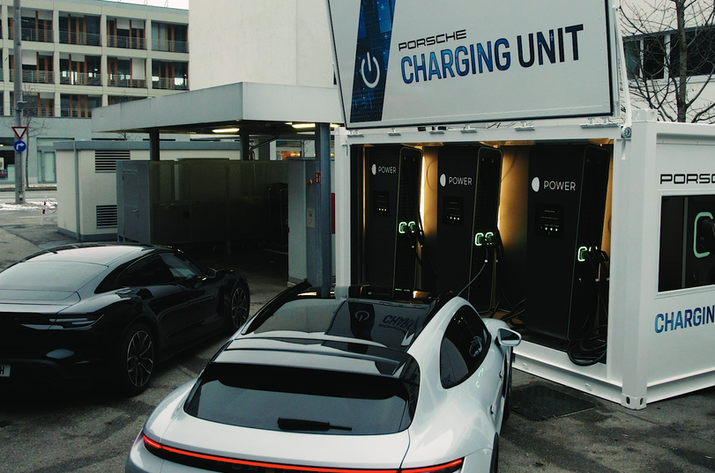 Ladestationen von MOON POWER in der Mobile Charching Unit für die Porsche AG