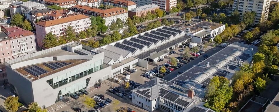 MOON POWER gestaltet die Zukunft der Mobilität am Audi Zentrum München mit High Power Charger-Ladepunkten und effizienten Photovoltaik-Anlagen.